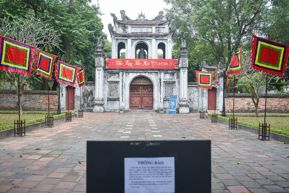 Loạt di tích nổi tiếng ở Hà Nội đóng cửa, du khách đứng ngắm cảnh từ xa - 7 Loạt di tích nổi tiếng ở Hà Nội đóng cửa, du khách đứng ngắm cảnh từ xa - 7