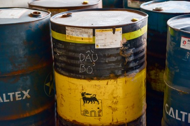 Cận cảnh kho chứa dầu thải của công ty gốm sứ Thanh Hà