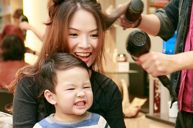 Đan Lê dẫn con trai đi làm đẹp