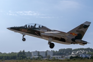 Cận cảnh máy bay huấn luyện hiện đại nhất của Không quân Việt Nam