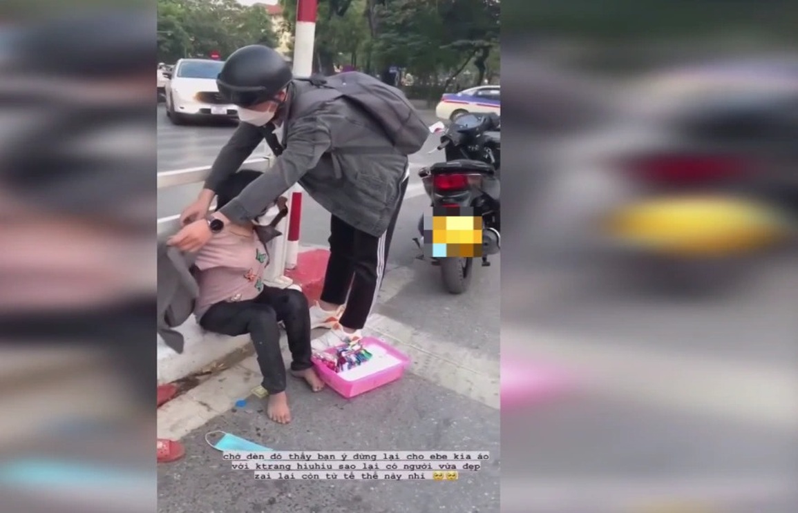 Chàng trai Hà Nội khoác áo cho bé gái bán hàng rong gây sốt - 1 Chàng trai Hà Nội khoác áo cho bé gái bán hàng rong gây sốt - 1