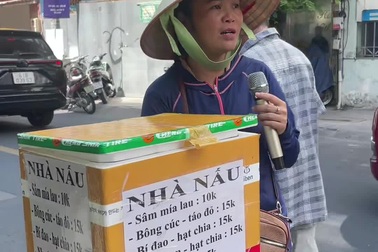 Hát "Tay trái chỉ trăng", cô gái bán nước sâm ở TPHCM được ví như ca sĩ