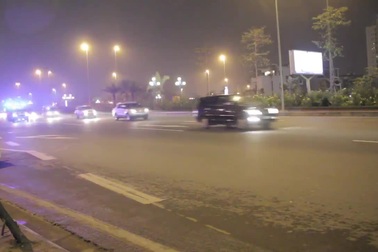 Đoàn xe tháp tùng Tổng thống Mỹ đi qua đường Võ Chí Công