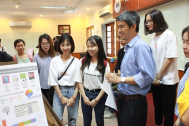 Trường cho sinh viên thi hết môn học bằng hình thức triển lãm báo cáo