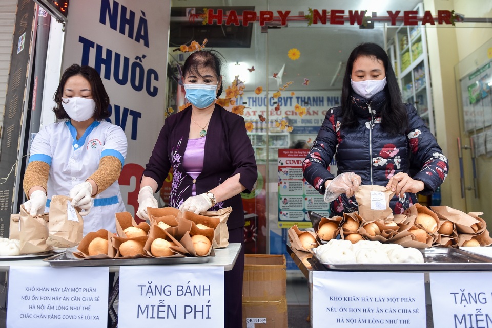 300 chiếc bánh ấm nóng trao tặng người nghèo trong ngày Hà Nội trở lạnh - 8 300 chiếc bánh ấm nóng trao tặng người nghèo trong ngày Hà Nội trở lạnh - 8