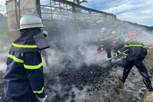 Xe chở than cà phê bốc cháy dữ dội