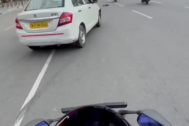 Tài xế ô tô cố tình tông vào người đi xe máy sau cuộc cãi vã