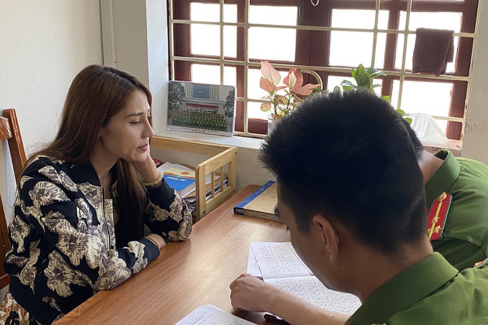Loạt “tú bà” núp bóng hot girl xinh đẹp đi khách giá khủng - 1 Loạt “tú bà” núp bóng hot girl xinh đẹp đi khách giá khủng - 1