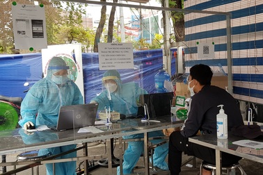 Tiềm ẩn nguy cơ lây nhiễm chéo, hối thúc khai báo y tế điện tử