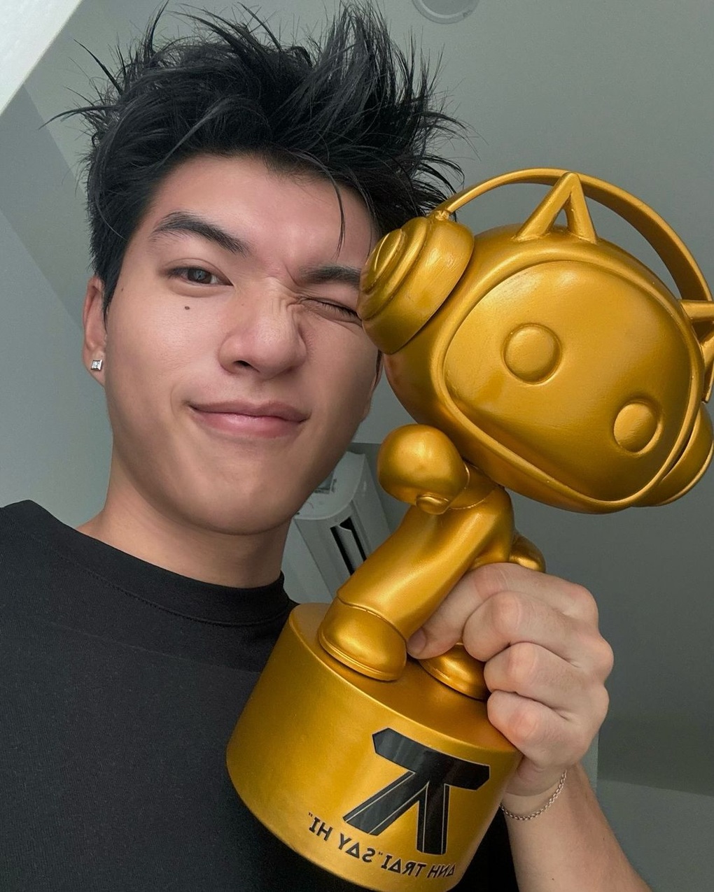 Rapper HIEUTHUHAI: Ngủ gật cũng gây sốt, vẫn được bố xem là bé bỏng - 11 Rapper HIEUTHUHAI: Ngủ gật cũng gây sốt, vẫn được bố xem là bé bỏng - 11