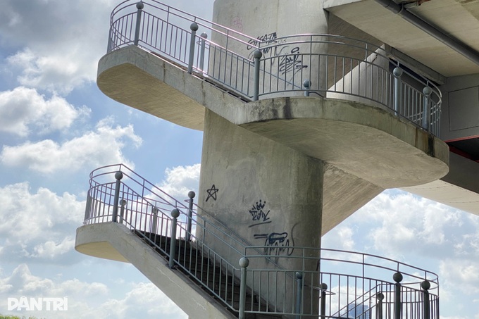 Cầu Ba Son ở TPHCM tiếp tục bị vẽ bậy - 3 Cầu Ba Son ở TPHCM tiếp tục bị vẽ bậy - 3