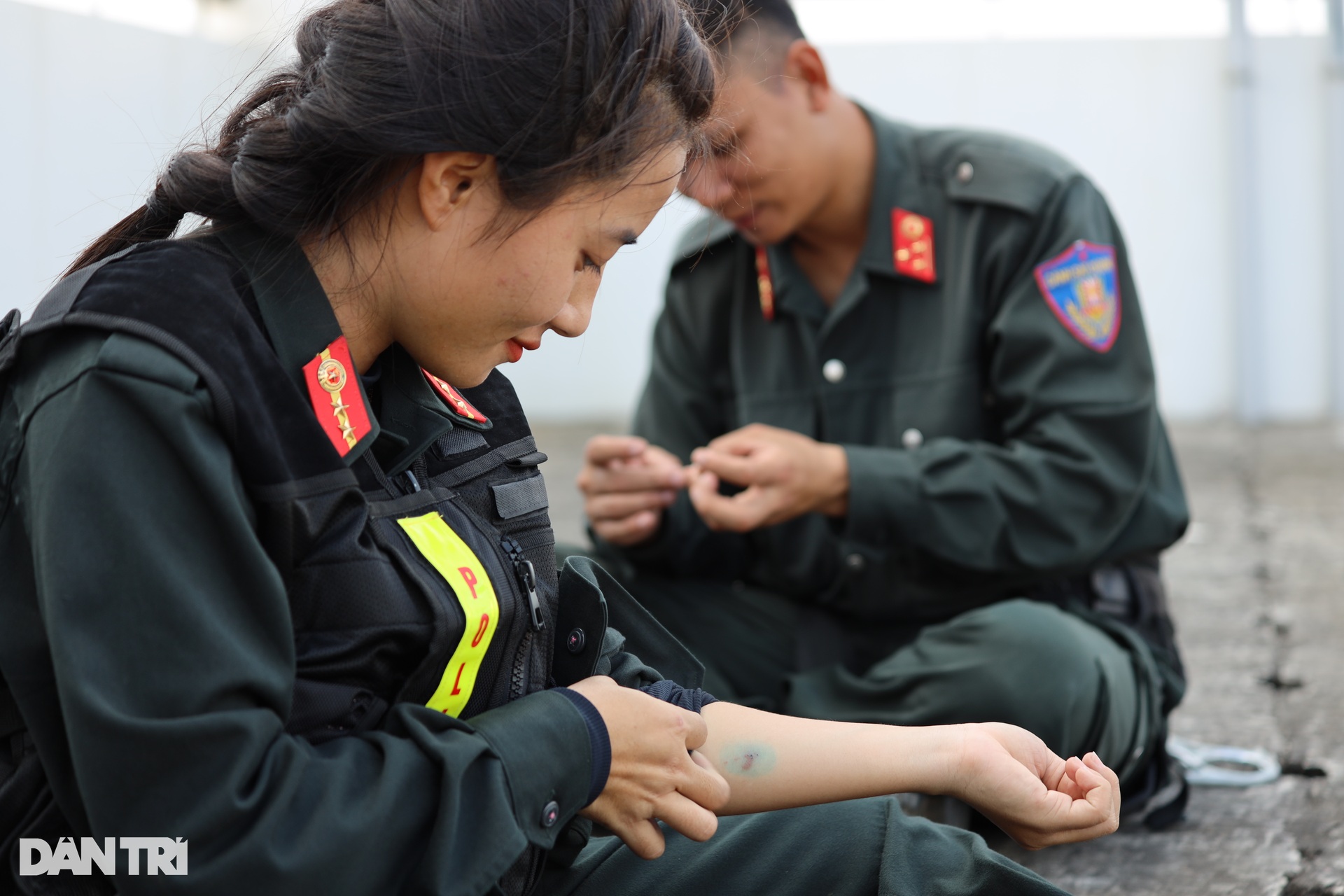 Nữ cảnh sát đặc nhiệm đu dây giữa trời, dùng yết hầu bẻ cong thanh sắt - 13 Nữ cảnh sát đặc nhiệm đu dây giữa trời, dùng yết hầu bẻ cong thanh sắt - 13