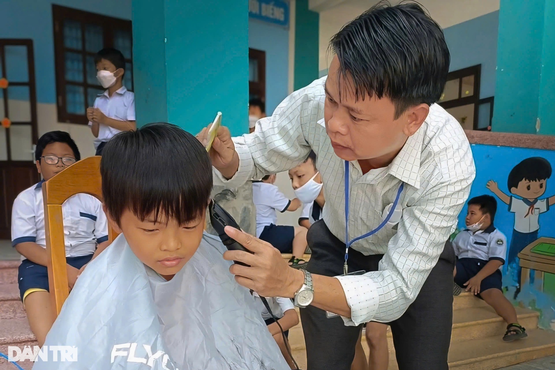 Người thầy 19 năm vượt sóng gieo chữ cho học trò ở xã đảo duy nhất TPHCM - 6 Người thầy 19 năm vượt sóng gieo chữ cho học trò ở xã đảo duy nhất TPHCM - 6