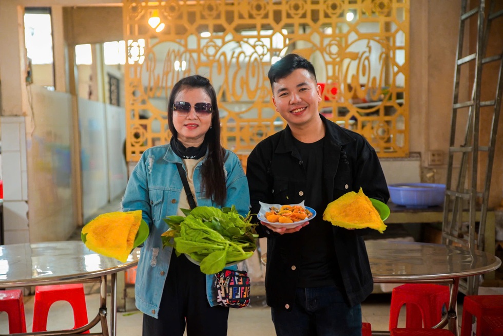 Mẹ U60 tự chạy xe máy đi phượt cùng con trai - 5 Mẹ U60 tự chạy xe máy đi phượt cùng con trai - 5