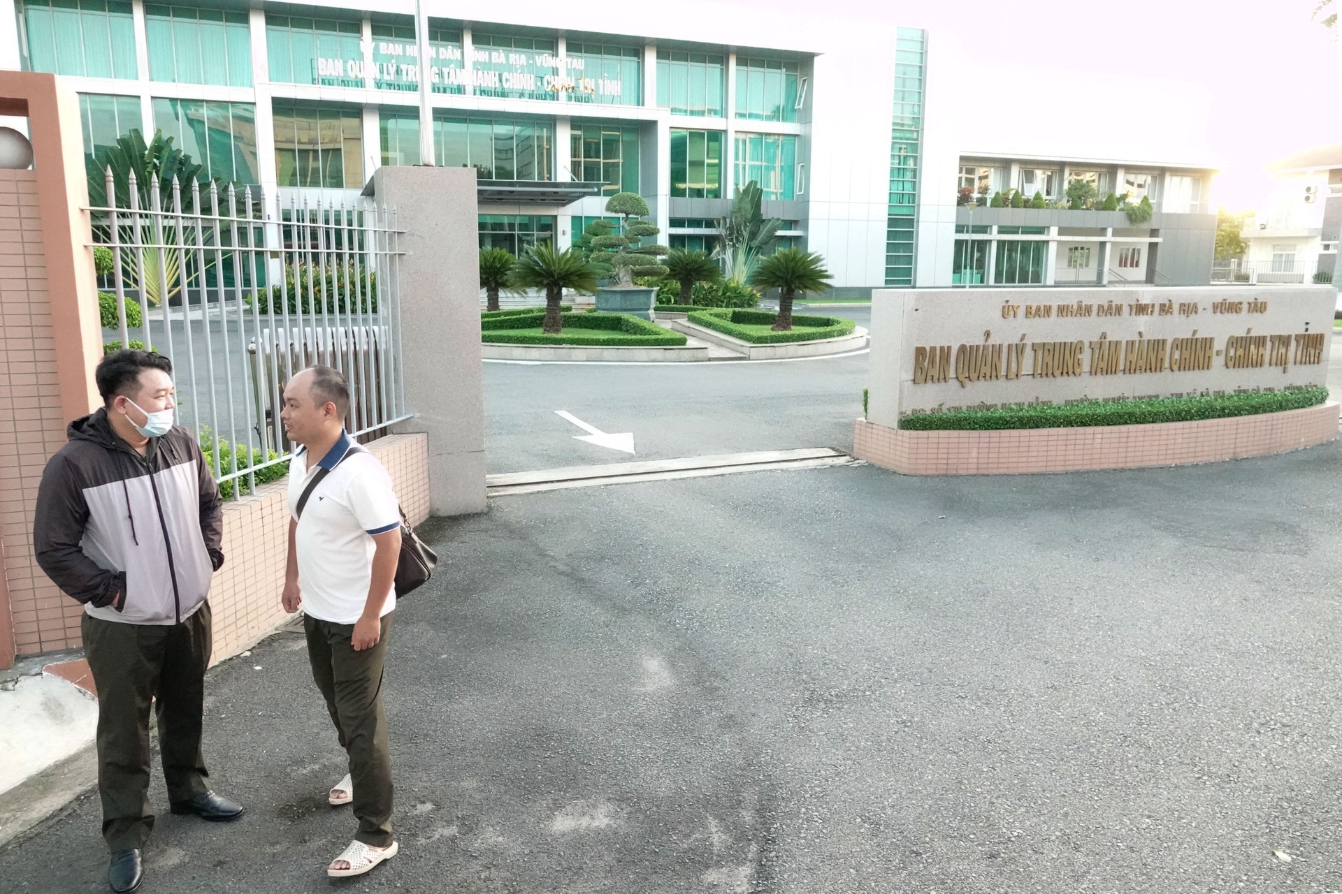 Chuyện những chuyến xe từ 4h, cán bộ công chức đi làm 100km mỗi ngày - 16 Chuyện những chuyến xe từ 4h, cán bộ công chức đi làm 100km mỗi ngày - 16