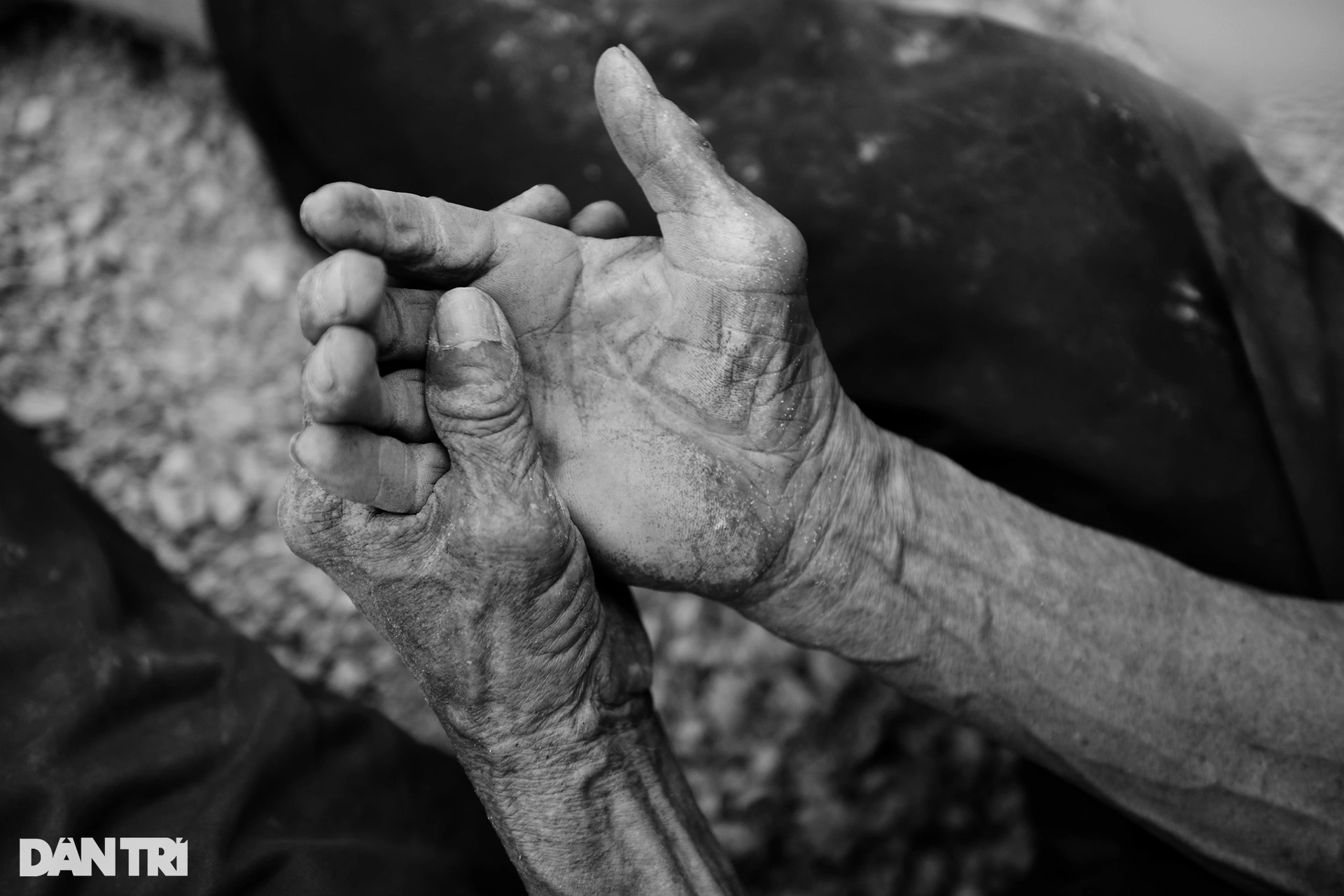 Ông lão 65 tuổi hơn 20 năm mót sắt ở Sài Gòn - 8 Ông lão 65 tuổi hơn 20 năm mót sắt ở Sài Gòn - 8