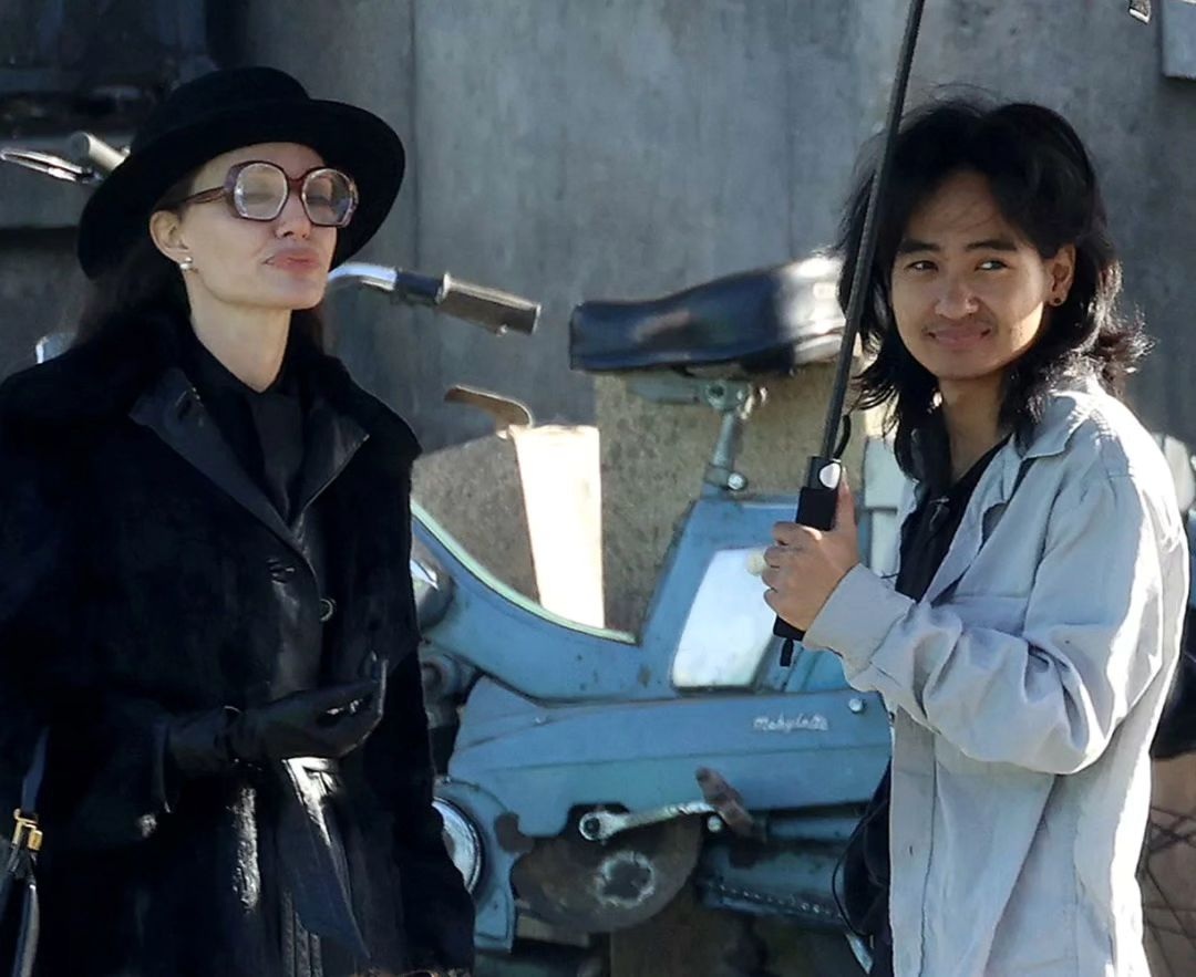 Pax Thien apareceu no set, demonstrando apoio ativo a Angelina Jolie - 5 Pax Thien xuất hiện trên phim trường, tích cực hỗ trợ Angelina Jolie - 5