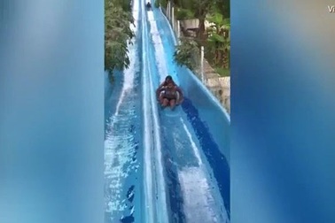 Video cô gái mặc bikini trượt ống nước, húc bay 2 người khác