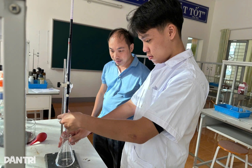 Cậu học trò cú đêm bền bỉ duy trì thành tích học sinh giỏi quốc gia - 3 Cậu học trò cú đêm bền bỉ duy trì thành tích học sinh giỏi quốc gia - 3