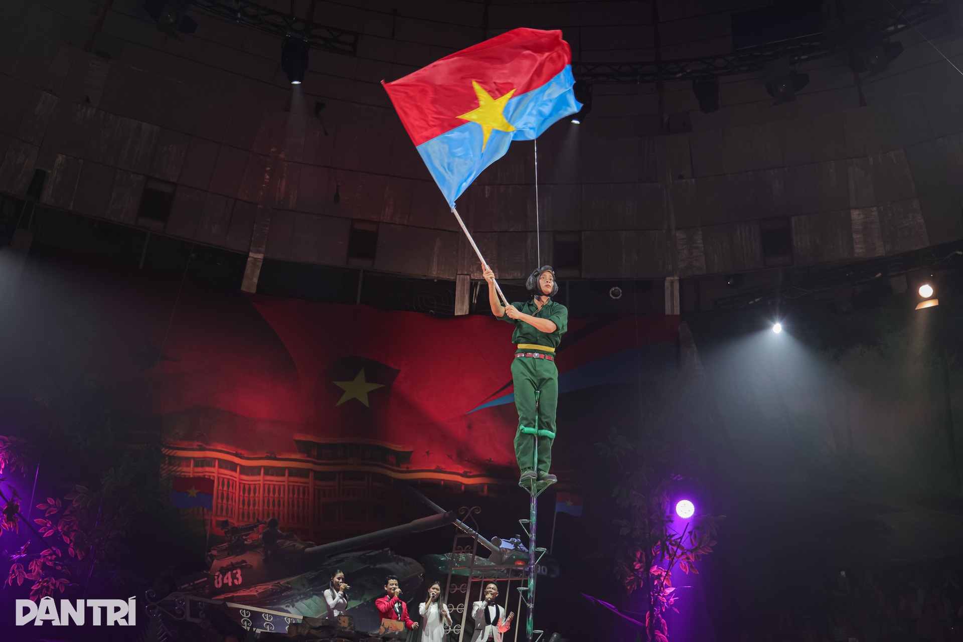 Khán giả mặc áo cờ đỏ sao vàng, cổ vũ xiếc Non sông ngày thống nhất - 10