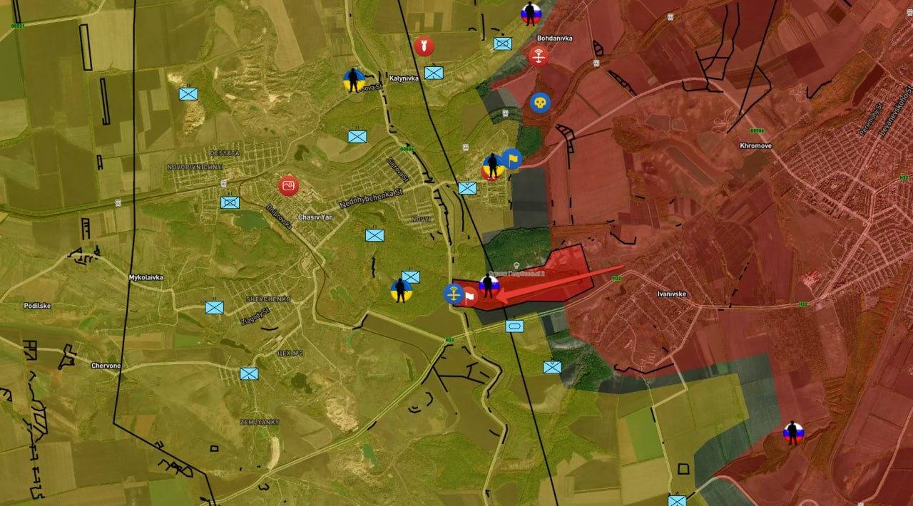 Bản đồ chiến sự Ukraine tại Chasov Yar ngày 30/4. Trong đó, Nga kiểm soát phần màu đỏ, các mũi tên đỏ thể hiện hướng tấn công của họ, khu vực cắm cờ là nơi lực lượng Moscow đã giành được (Ảnh: Military Summary).