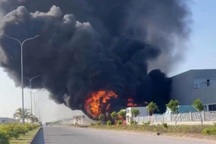 Cháy điểm tập kết mút xốp tại cổng công ty ở Hải Phòng