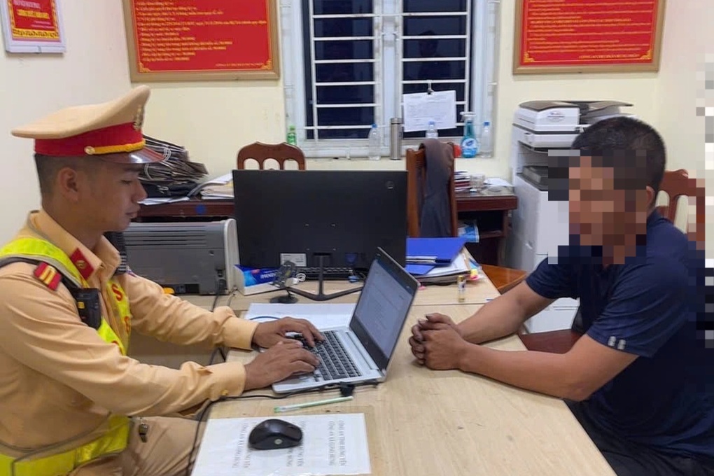 Tài xế xe đầu kéo dương tính với ma túy, vượt đèn đỏ, lạng lách trên đường - 1 Tài xế xe đầu kéo dương tính với ma túy, vượt đèn đỏ, lạng lách trên đường - 1