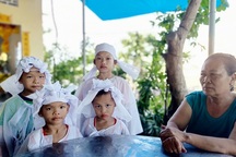 Nhói lòng cảnh 4 đứa trẻ mồ côi mặc áo tang mà ngỡ mình được áo mới