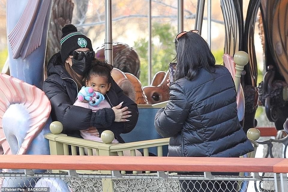 Đeo nhẫn kim cương khủng, Khloe Kardashian bị nghi đã đính hôn - 3 Đeo nhẫn kim cương khủng, Khloe Kardashian bị nghi đã đính hôn - 3