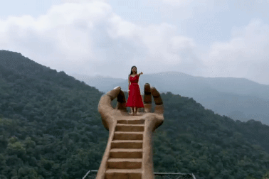 Cầu hình bàn tay ở Trung Quốc gây liên tưởng tới cầu Vàng Việt Nam