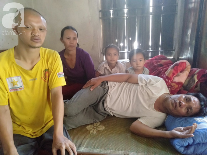 Gánh nặng của người mẹ ghẻ chăm chồng tai biến, con riêng của chồng bệnh down cùng hai đứa con thơ dại - Ảnh 1. Gánh nặng của người mẹ ghẻ chăm chồng tai biến, con riêng của chồng bệnh down cùng hai đứa con thơ dại - Ảnh 1.
