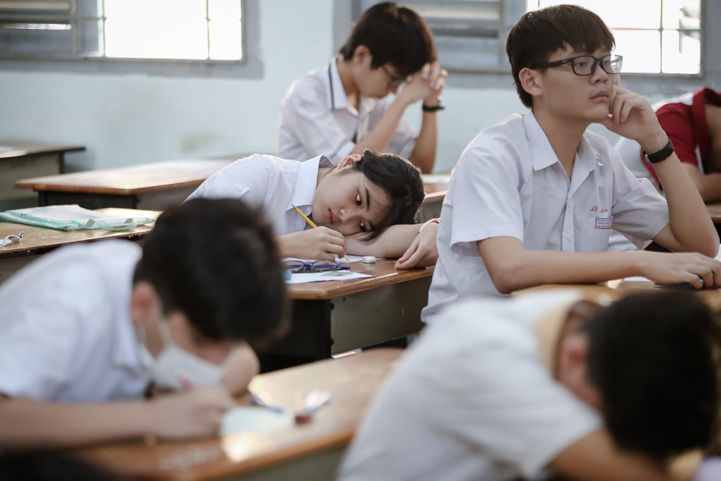 Mệt mỏi rã rời, thí sinh thi lớp 10 ngủ gục trước môn thi ngoại ngữ - 3 Mệt mỏi rã rời, thí sinh thi lớp 10 ngủ gục trước môn thi ngoại ngữ - 3