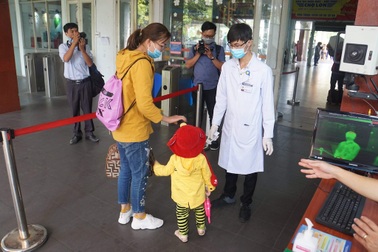 Lập chốt kiểm soát virus corona tại ga Sài Gòn