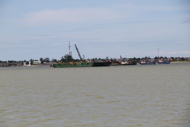 Quảng Trị: Người dân bức xúc, dùng tàu cá ngăn chặn việc hút cát!