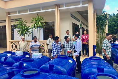 Trao 3.000 lá cờ Tổ quốc cho ngư dân bám biển