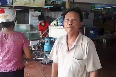 Người dân Hà Tĩnh hối hả di chuyển tài sản trước khi bão số 10 đổ bộ.