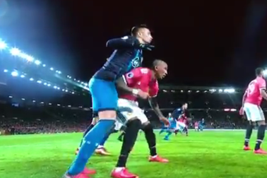 Chơi xấu, ngôi sao MU lĩnh án phạt nặng