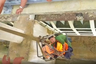 Người dân lao xuống dòng nước lũ cứu nam sinh lớp 11