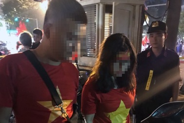 Hà Nội: Đôi nam nữ mang pháo sáng đi cổ vũ bóng đá