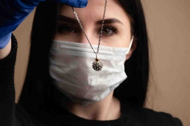 Chống dịch bằng... trang sức mô phỏng hình dạng vi rút corona