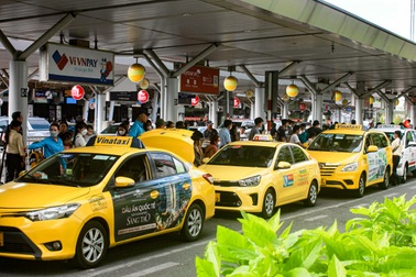 Cần bãi đệm taxi sân bay tránh thiếu xe dịp lễ 30/4-1/5