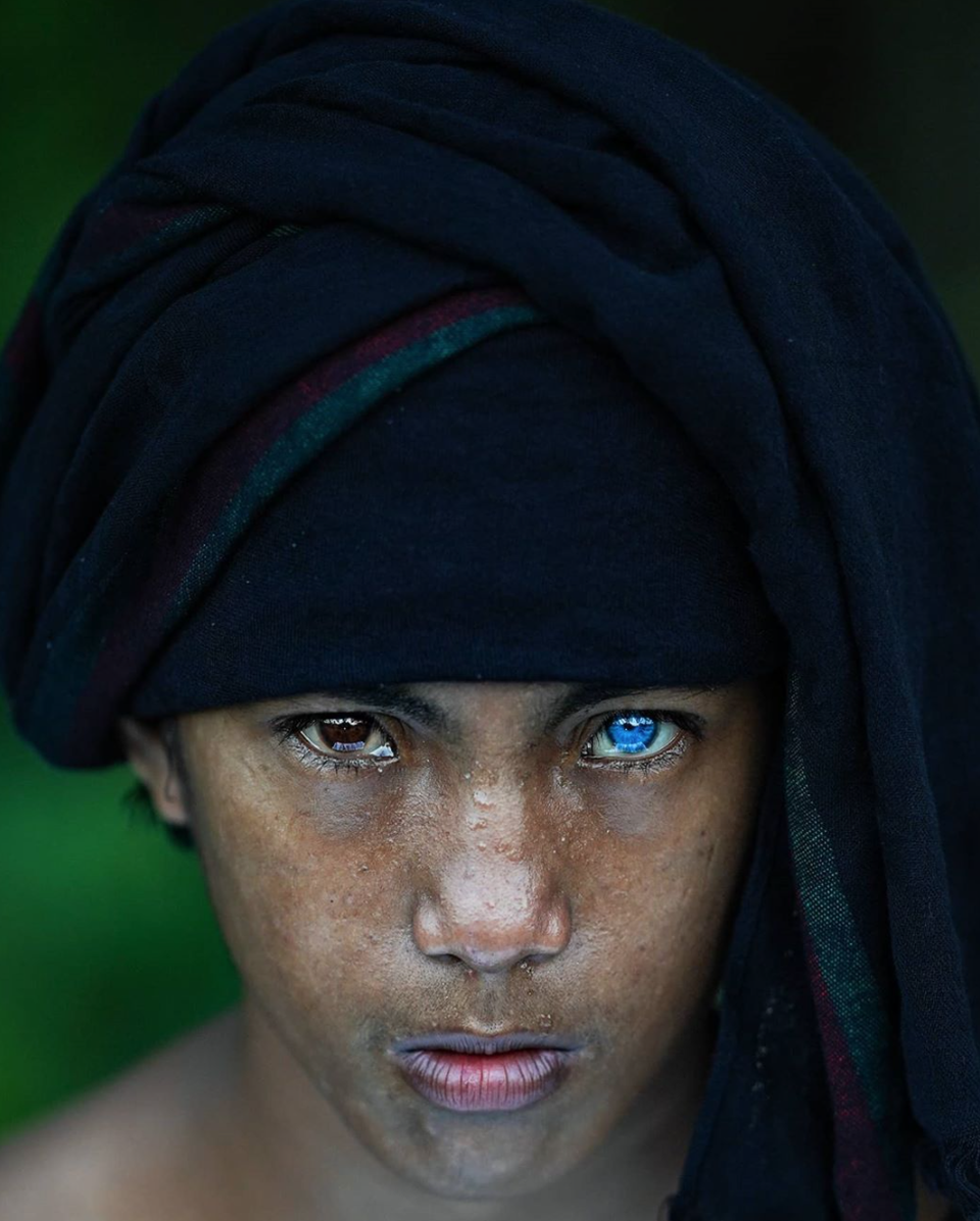 Kỳ lạ bộ tộc có đôi mắt xanh cực hiếm ở Indonesia - 3