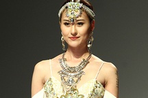 Hà Lade tái xuất đầy tự tin trên sàn diễn thời trang