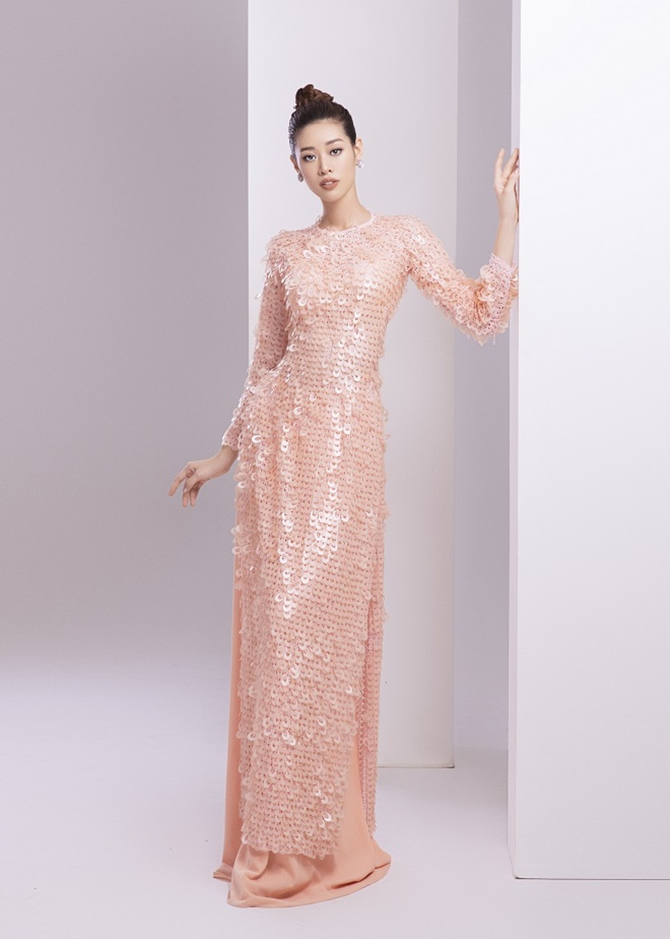 Hoa hậu Khánh Vân nền nã với áo dài - 5 Hoa hậu Khánh Vân nền nã với áo dài - 5