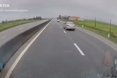 Pha xử lý khó hiểu của tài xế xe con gây tai nạn cho xe đi cùng chiều
