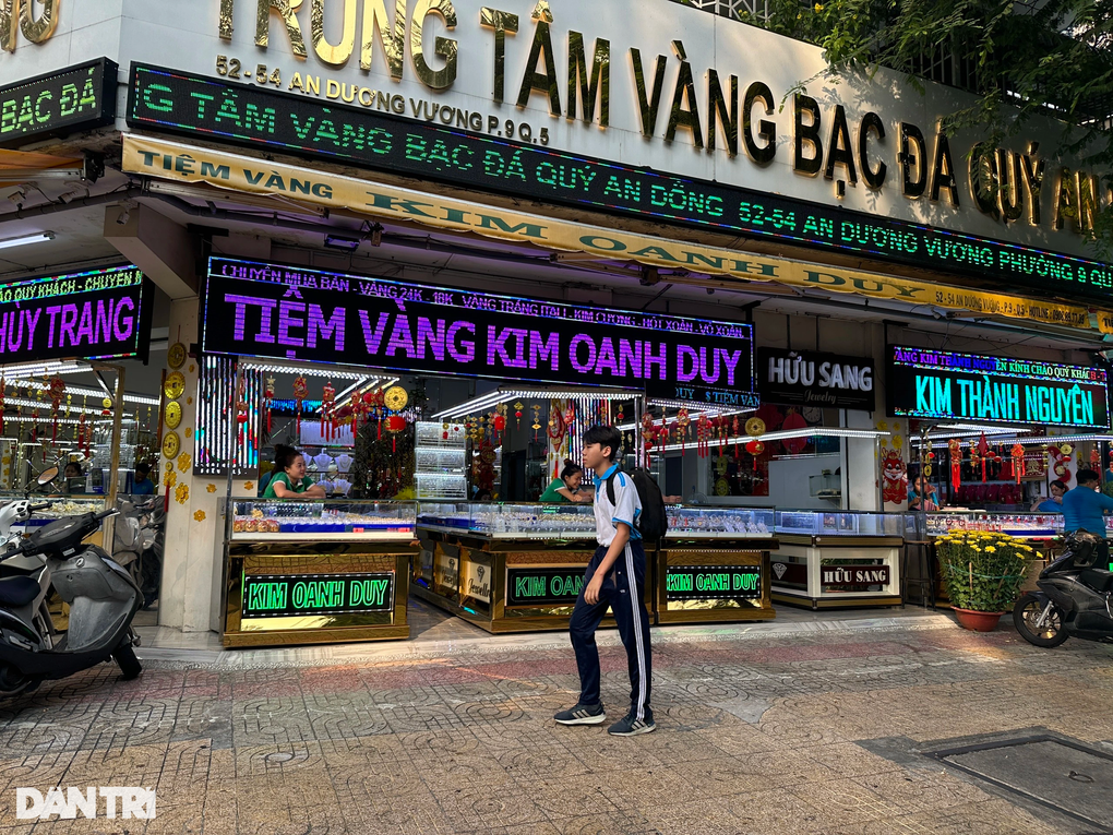 Ế khách ngày vía Thần Tài, nhân viên tiệm vàng thảnh thơi... bấm móng chân - 14 Ế khách ngày vía Thần Tài, nhân viên tiệm vàng thảnh thơi... bấm móng chân - 14