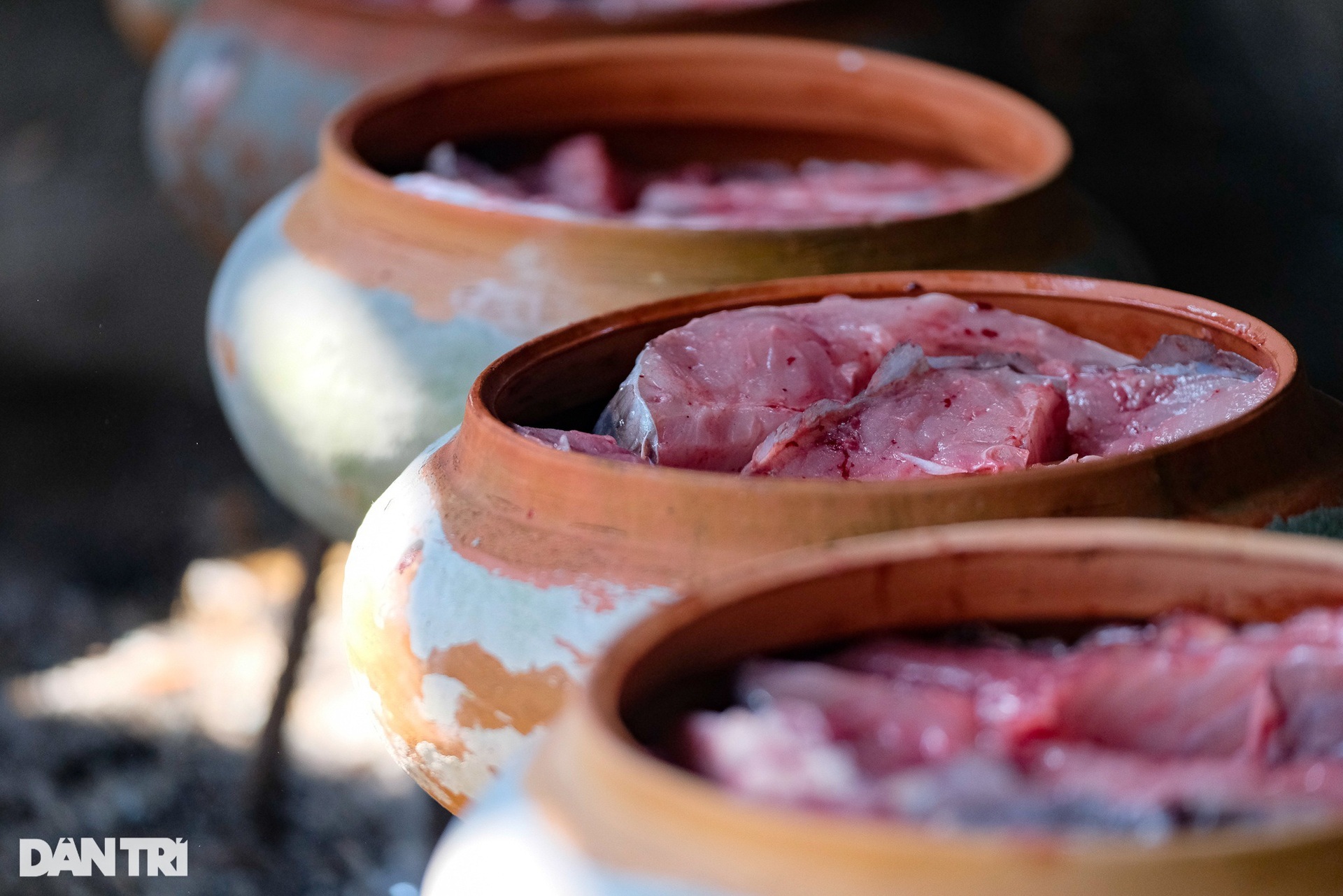 Dân làng Vũ Đại cay xè mắt kho hàng nghìn niêu cá phục vụ khách mua dịp Tết - 6