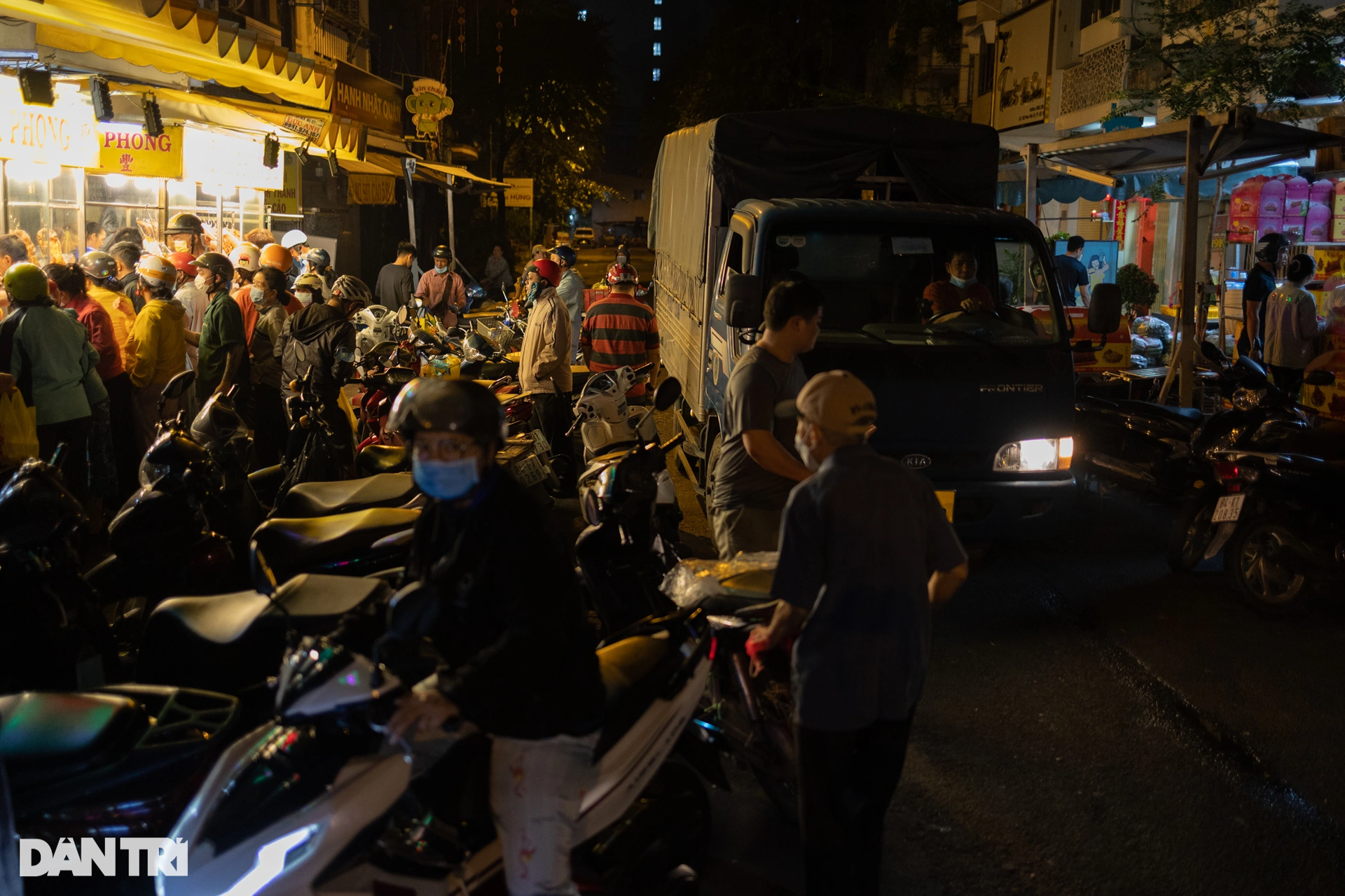 Người dân TPHCM xếp hàng từ 5h sáng để mua thịt quay vía Thần Tài - 1 Người dân TPHCM xếp hàng từ 5h sáng để mua thịt quay vía Thần Tài - 1