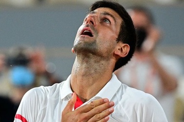 Khởi động cho Wimbledon 2021, Djokovic tập… đánh đôi