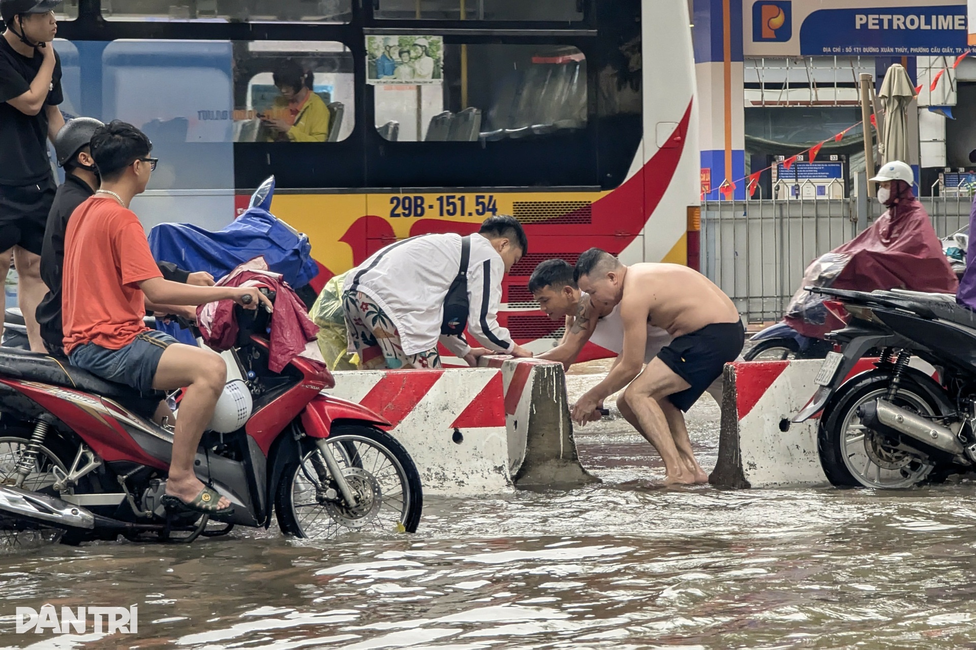 Muôn kiểu ứng phó mưa lớn, vượt ngập sâu của người Hà Nội - 6 Muôn kiểu ứng phó mưa lớn, vượt ngập sâu của người Hà Nội - 6